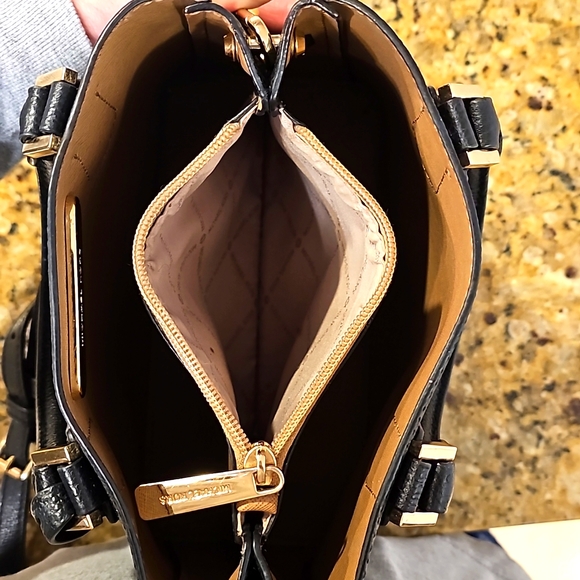 Michael Kors lock bag - Picture 3 of 4